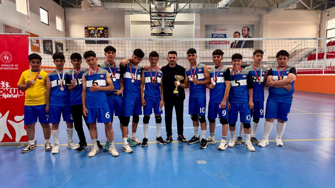 Hüsnü M. Özyeğin Anadolu Lisesi Voleybol Takımlarından Gurur Veren Başarı!